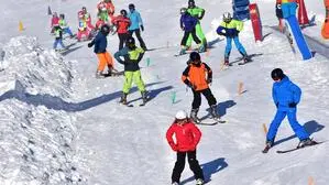 Skikursgruppe auf einem Hang mit Schnee | In Schulskikursen können auch Anfänger den Skisport erlernen. Doch das Interesse daran wird geringer (Symbolfoto)