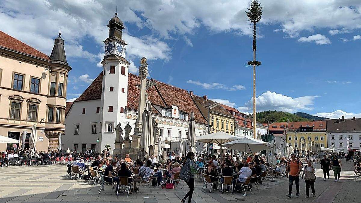 In der warmen Jahreszeit ist der Leobener Hauptplatz immer stark frequentiert - auch von flotten E-Scooter-Fahrern