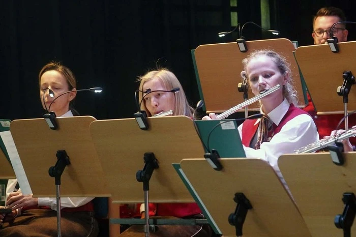 Mit ihren musikalischen Darbietungen beim diesjährigen Wunschkonzert begeisterte das 45-köpfige Blasmusikensemble...  