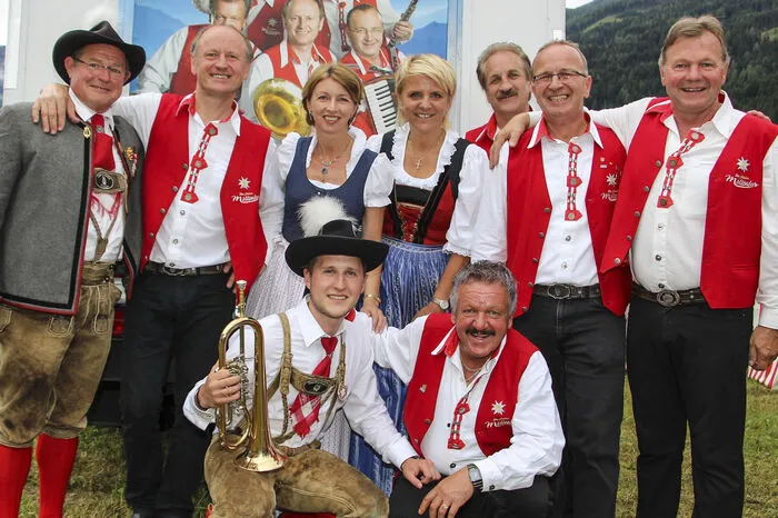 Landeskapellmeister Christoph Vierbauch, Huby und Michael Mayer, Landeshauptmann-Stellvertreterin Gaby Schaunig, ORF-Landesdirektorin Karin Bernhard, Josef Ladinig, Lucky Ladstätter, Wolfgang Kaufmann und Peter Pichler