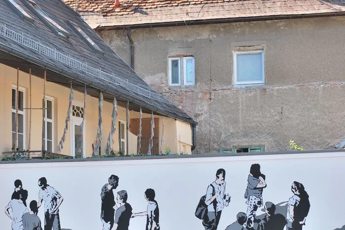 In Voitsberg wurde Bauer damit beauftragt, eine Mauer beim Ärztezentrum Gaich am Hauptplatz zu verschönern.