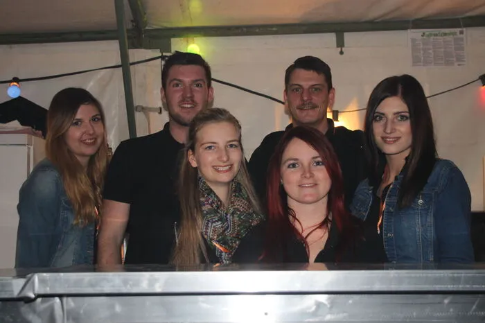 Barchef Christian Bertl (hinten rechts) und Jürgen Ratkolb, stellvertretender Vereinsobmann (hinten links) waren mit ihrem Team hinter der Bar im Einsatz
