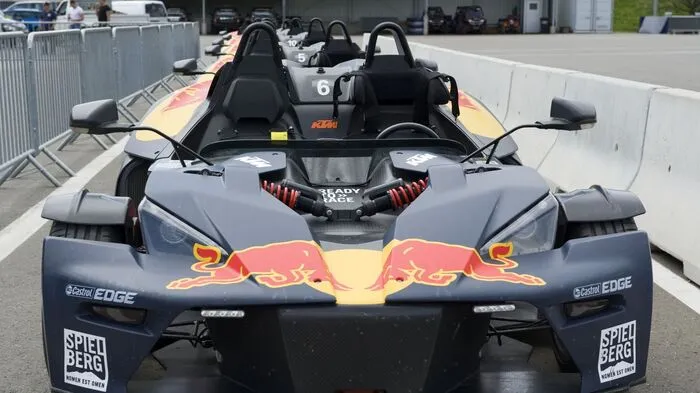Zwei Gewinner eines Facebook-Gewinnspiels der OMV, offizieller Partner des Projekts Spielberg, erlebten am 16. Mai am Red-Bull-Ring in Spielberg einen spannenden Tag.