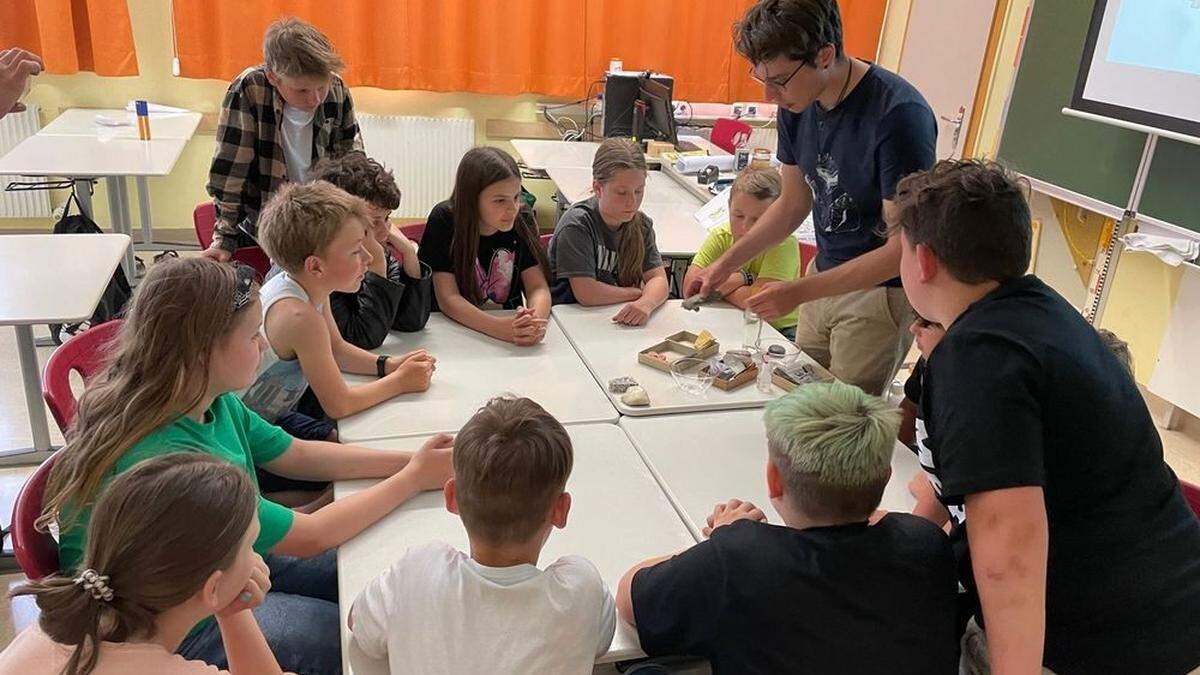 Die Schüler der ersten Klassen beim Workshop