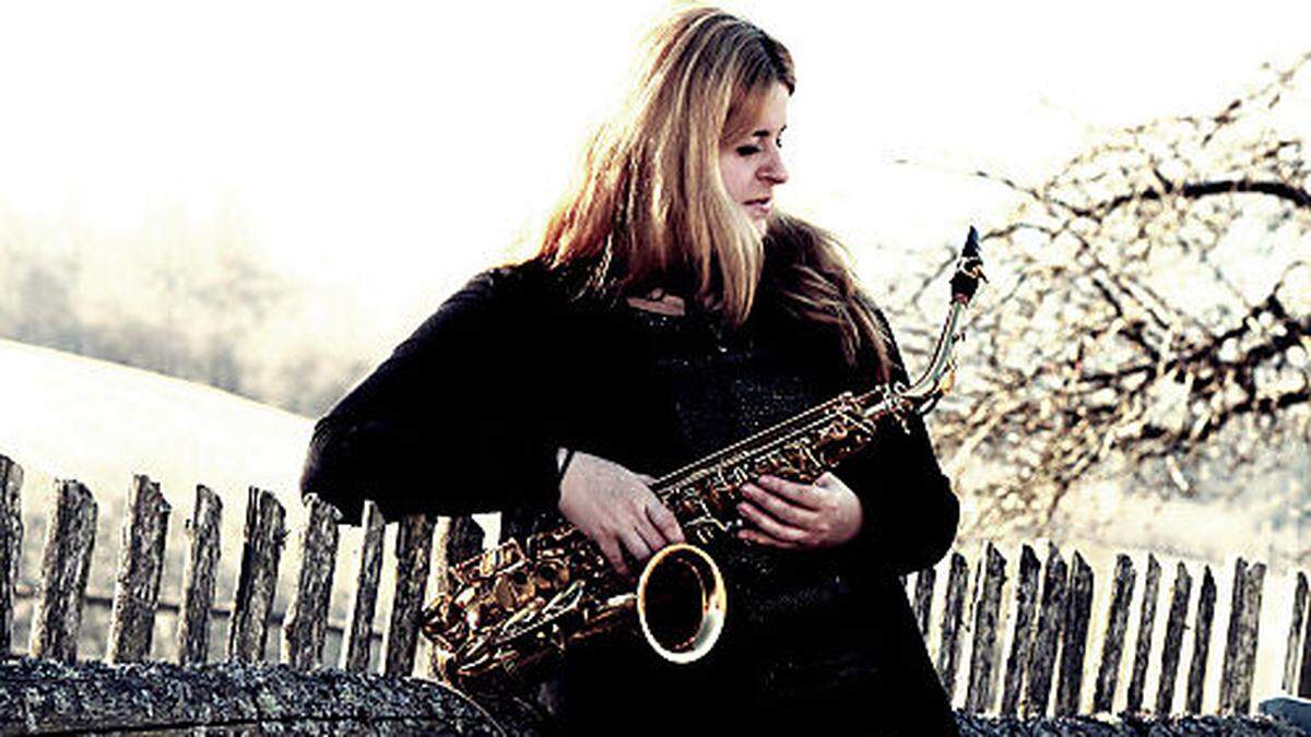 Saxophonistin Martina Stückler begeistert am Freitag in der Stiftskirche St. Paul.