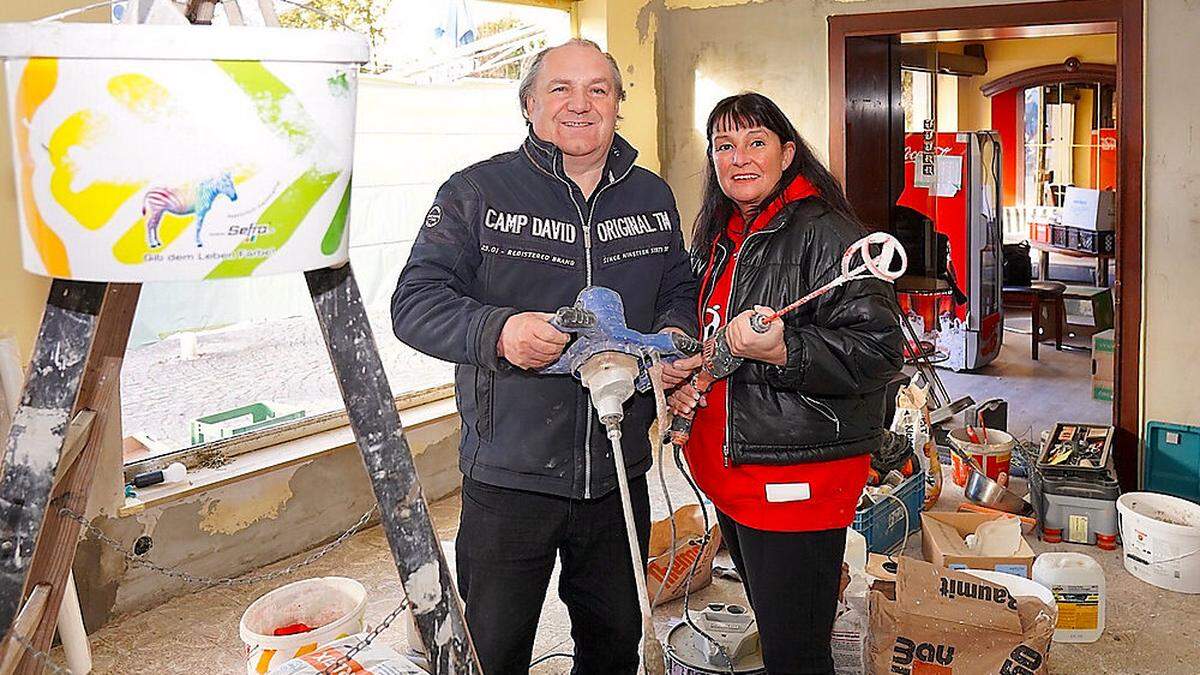 Ferdinand Wögerbauer und Petra Weißenböck stecken mitten in den Arbeiten, um aus dem ehemaligen Café Wögerbauer das neue Kunstradl-Café zu gestalten