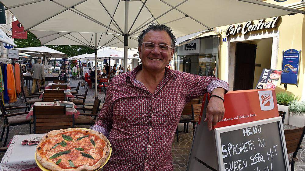 Giuseppe Manna mit frischer Pizza