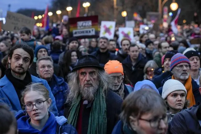 Menschen aller Altersgruppen, darunter viele Familien mit Kindern, versammelten sich zu der Kundgebung, zu der ein Bündnis rund um die Kampagnen-Organisation Campact, Eltern gegen Rechts und Fridays for Future aufgerufen hatte.