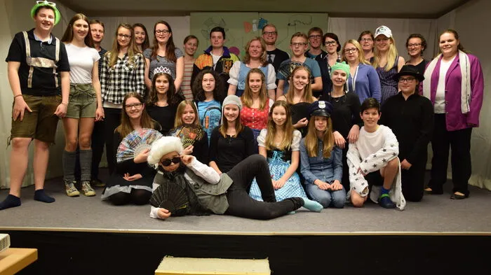 In der "Spaßfabrik" beweisen die Jugendlichen ihr Können in Sachen Schauspiel, Tanz und Comedy - und haben ganz nebenbei selbst sehr viel Freude daran.