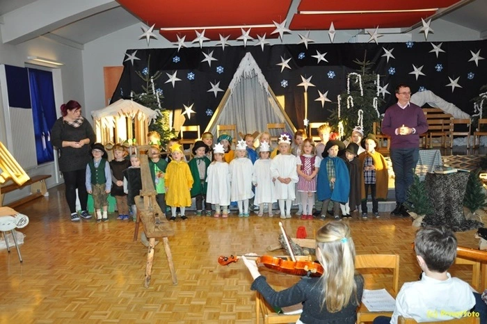 Stadtpfarrer Johannes Baier konnte den Köflacher Bürgermeister Helmut Linhardt, den Voitsberger Kaplan Adrian Aileni sowie Eltern, Großeltern, Verwandte und Bekannte der Kinder als Gäste begrüßen.