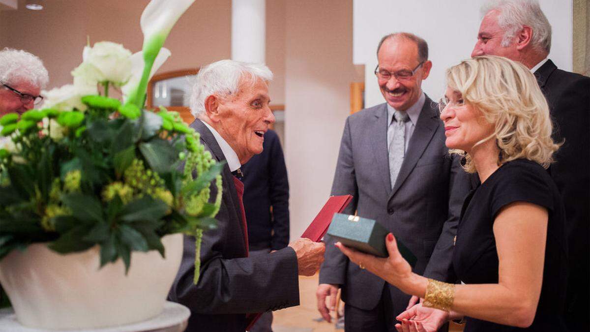 Elisabeth Blanik übergibt Pepi Wurzer die Auszeichnung