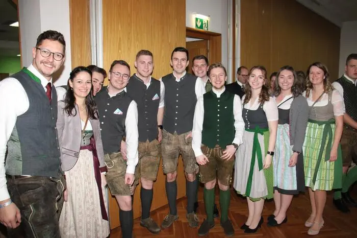 Nach der musikalischen Begrüßung durch die Gruppe Lipiklang und einer perfekt einstudierten, schwungvollen und mit akrobatischen Elementen gespickten Polonaise der Landjugend konnten die vielen Ballgäste eine rauschende Ballnacht mit kulinarischen Schmankerln aus der Region und musikalischen Highlights mit den Spatzen 2000 und Adi M. bis in die frühen Morgenstunden genießen. 