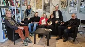 Gerald Brettschuh (links) zeigt seine Werke in der großen Sommerausstellung