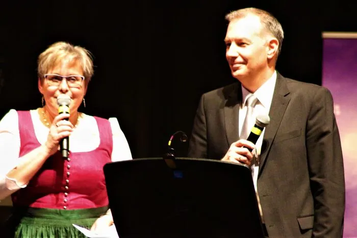 Offiziell wurden die Gäste dann recht herzlich von Andrea Ederer, Präsidentin des Rotary Clubs, und Johann König, Leiter des Kunsthauses, begrüßt. 