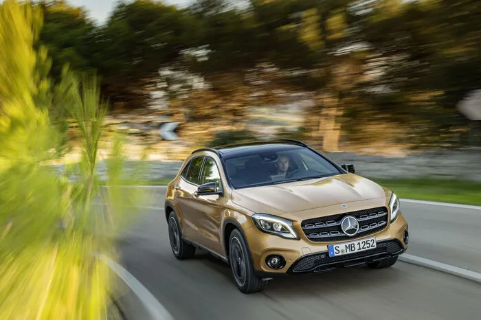 Auf Wunsch erhältlich ist das Fahrwerk mit Tieferlegung (in Verbindung mit der AMG Line oder dem Fahrdynamik-Paket). Beim Offroad-Komfortfahrwerk (optional) ist die Karosserie um 30 Millimeter höher gelegt.