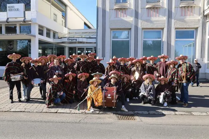 Die Stadtkapelle Fehring führte den Zug der Faschingsbegeisterten an