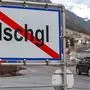 ABD0135_20200313 - ISCHGL - ÖSTERREICH: ZU APA0767 VOM 12.3.2020 - Die Wintersaison endet heuer aufgrund des Coronavirus in Tirol frühzeitig. Nach dem Wochenende werden alle Skigebiete geschlossen. Im Bild: Die Ortstafel von Ischgl aufgenommen am Freitag, 13. März 2020, in Tirol. - FOTO: APA/JAKOB GRUBER