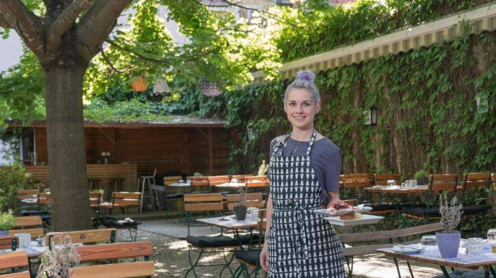 Barbara Musek im idyllischen Gastgarten ihres Restaurants &quot;Die Amsel&quot;
