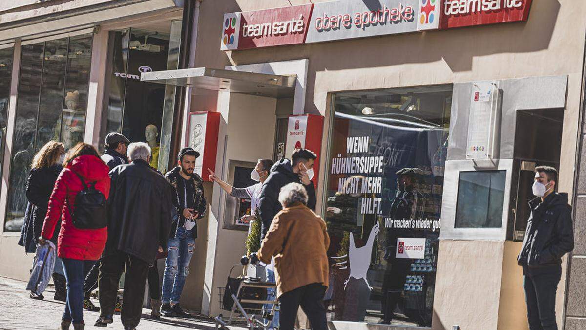 Auch bei der Oberen Apotheke in Villach wird getestet