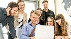 Die Studierenden schlüpfen in die Rolle von externen Consultants und durchlaufen dabei den gesamten Projektzyklus.