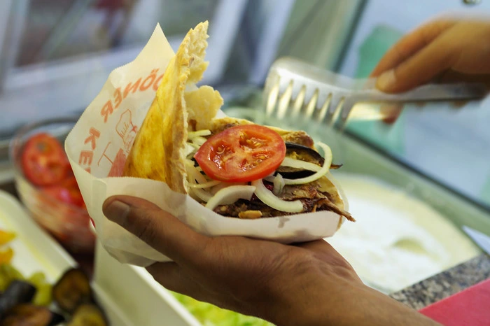 Nach einer durchtanzten Nacht schmeckt kaum etwas besser als ein frischer Döner.
