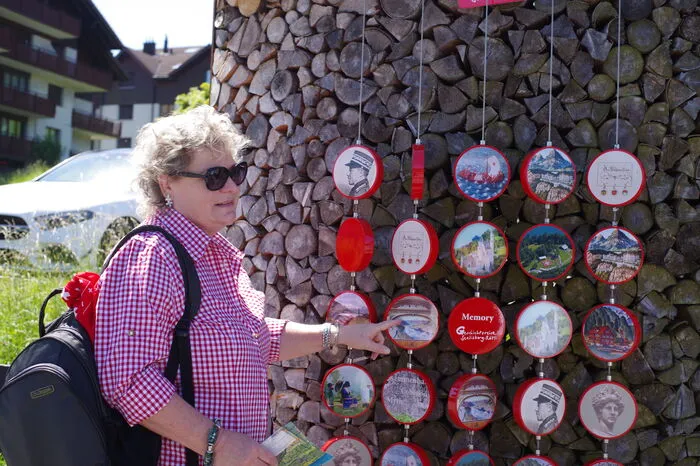 Elsbeth Heinzer erläutert die Legende über die Urschweiz.