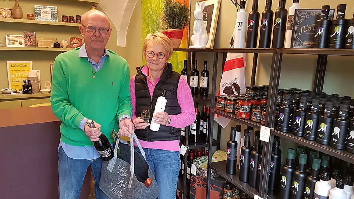 Peter und Ursula Frank in ihrem Geschäftslokal "k&k olive" in der Feldbacher Bürgergasse