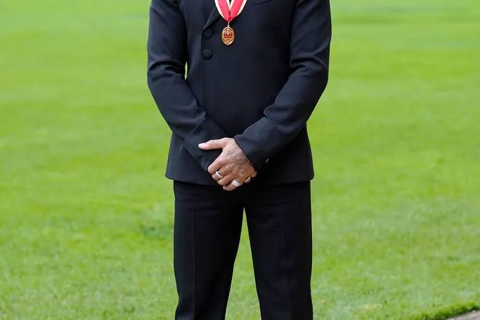 2008 hatte Hamilton nach seinem ersten WM-Sieg bereits den britischen Ritterorden von Königin Elizabeth II. erhalten. Die höchste Ehre für britische Sportler ist allerdings der Ritterschlag.