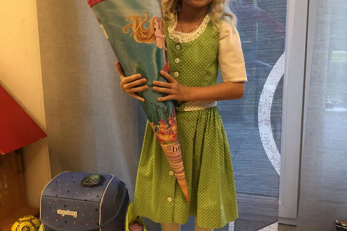 Julia geht nun in die 1a Klasse der Voksschule Gröbming. Am Foto posiert sie ganz stolz mit ihrer Schultüte.