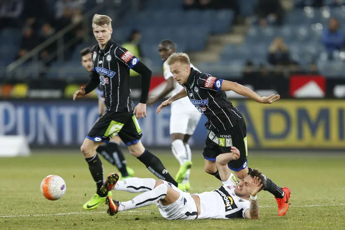 Simon Piesinger (Graz), Nikola Zivotic (Altach) und James Alexander Jeggo (Graz)