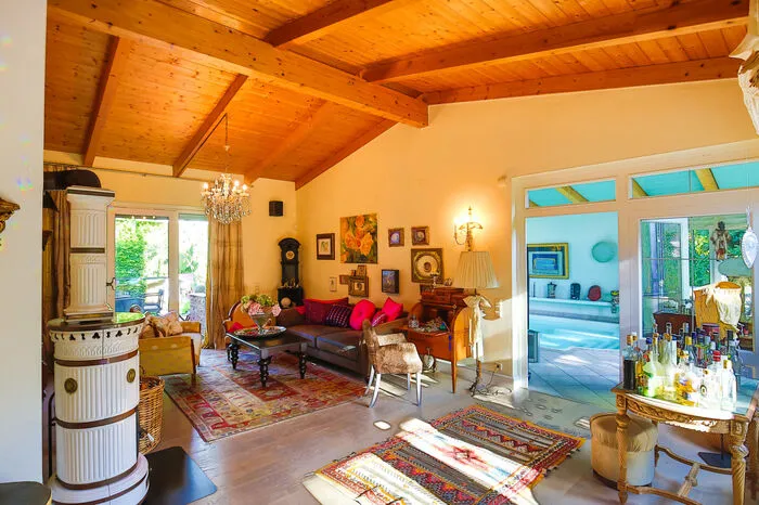 Für das Wohnzimmer mit Design-Kachelofen hat die Hausherrin ein historisches Kanapee restaurieren lassen.