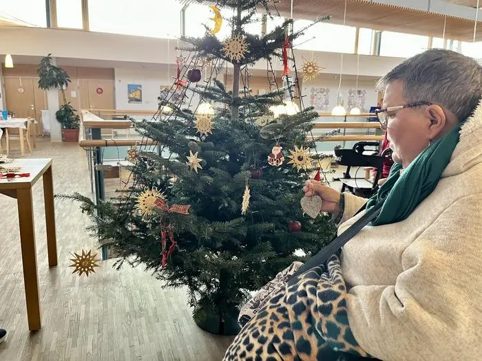 Eine Aktivität, wie das Christbaumschmücken, trainiert die Feinmotorik der Heimbewohner