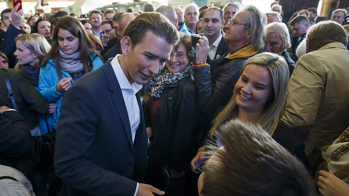 Auf Tuchfühlung mit der jubelnden Fangemeinde. Sebastian Kurz wird als Hoffnungsträger an der ÖVP-Basis überschwänglich gefeiert 