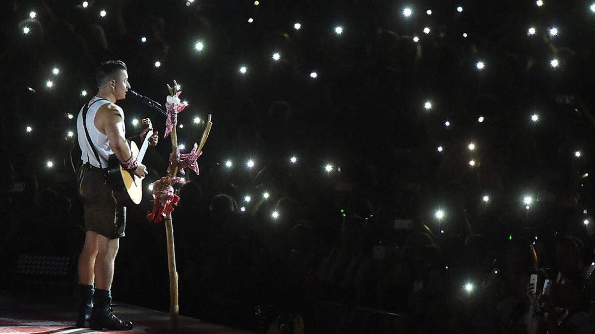 Andreas Gabalier im (Handy-)Lichtermeer des Münchner Olympiastadions