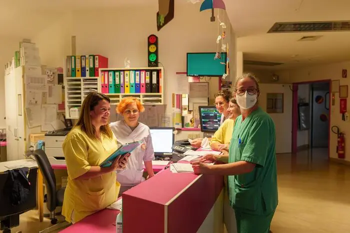Das Team der Intensivstation hält auch in schwierigen Zeiten zusammen: Birgit Hochreiner (links vorne) und Larissa Krenn (rechts vorne) mit dem Pflegeteam