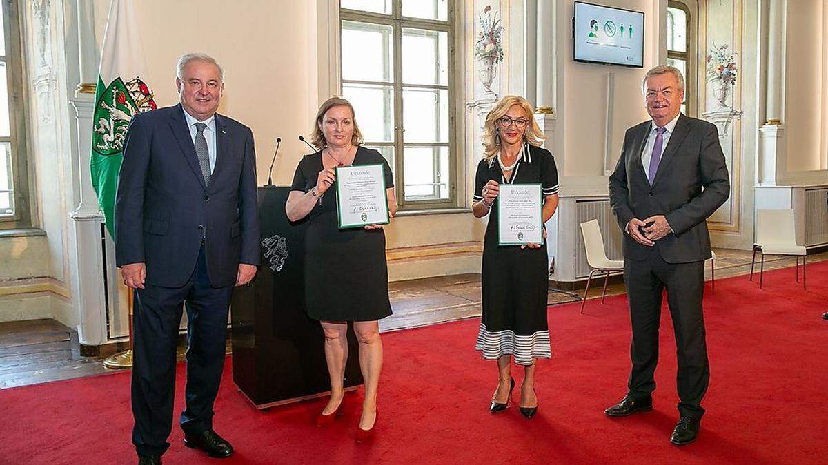 LH Hermann Schützenhöfer überreichte gemeinsam mit LH-Stv. Anton Lang an Sabine Gollmann und Emina Šarić den Menschenrechtspreis des Landes Steiermark  