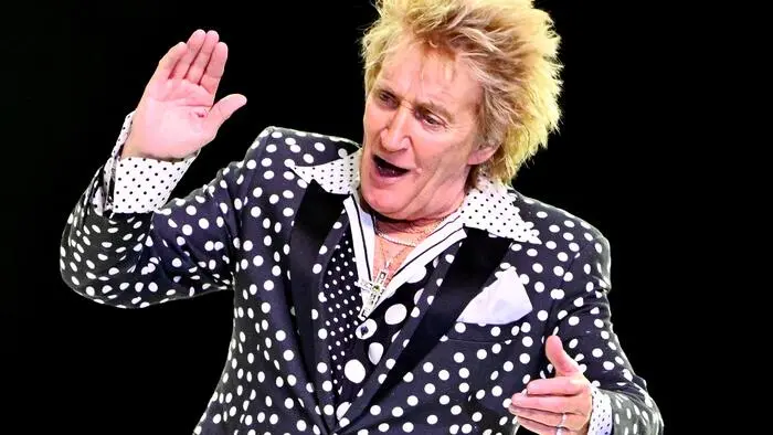 Der britische Sänger Rod Stewart 2025  im Rahmen eines Konzerts in der Wiener Stadthalle