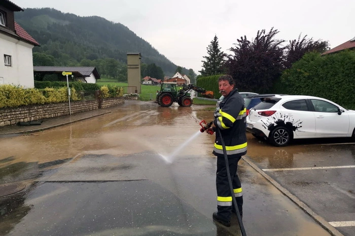 Die Feuerwehr Baierdorf pumpte unter der Einsatzleitung von HBI Andreas Rieser Keller aus und verlegte Sandsäcke zum Schutz vor weiteren Wassermassen. Die FF Weißkirchen unterstützte mit dem Transport von Sandsäcken zum Einsatzort.
