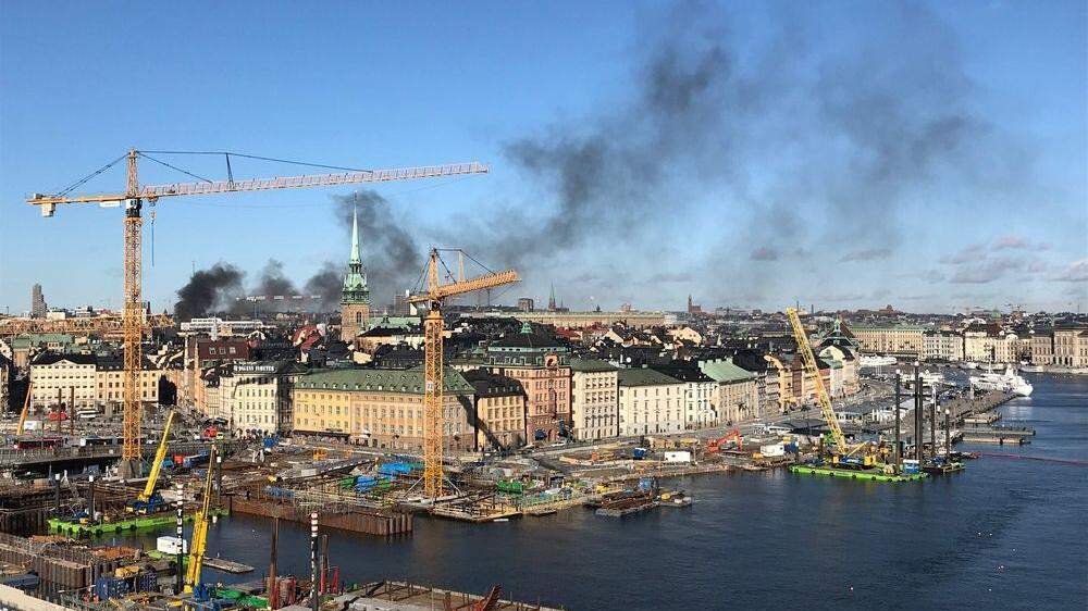Ein Bus explodierte in der schwedischen Hauptstadt Stockholm - Rauchsäule über Tegelbacken