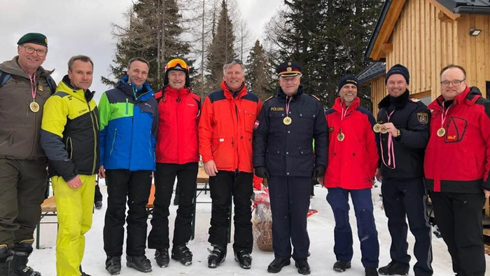 Zahlreiche Teilnehmer traten beim Ski-Wettstreit gegeneinander an. Gesamtsieger wurden Sandro Turk (Feuerwehr) und Manuela Martinz-Steiner (Polizei).