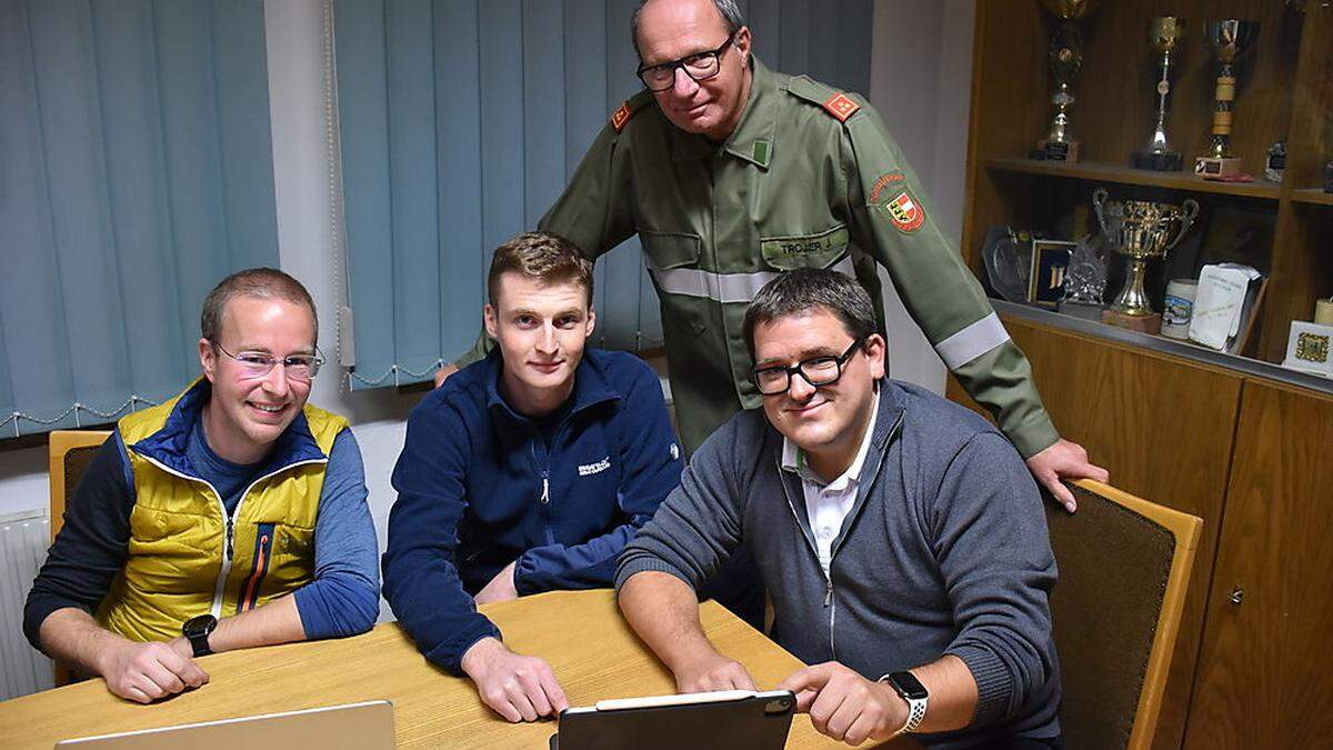 Christian Brunner, Erich Pließnig, Stefan Santer und Kommandant Johannes Trojer (stehend)