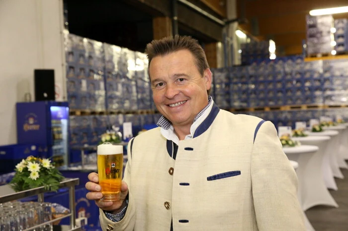 Sichtlich zufrieden mit den Braukünsten des Braumeisters Raimund Linzer (Foto) ... 