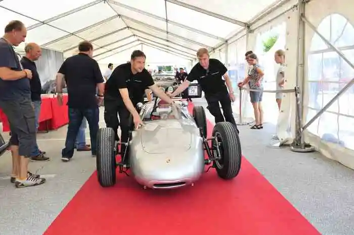 Mitgebracht haben die Stuttgarter auch einen Porsche 718, wie er ab den späten 1950ern in der Formel 2 eingesetzt wurde.