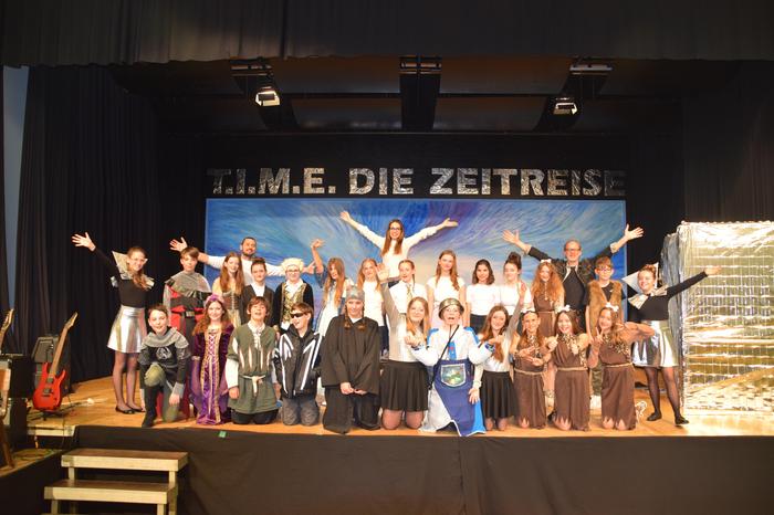 Schülerinnen und Schüler der MS Kirchberg begeisterten mit dem Musical „T.I.M.E - Die Zeitreise“ das Publikum