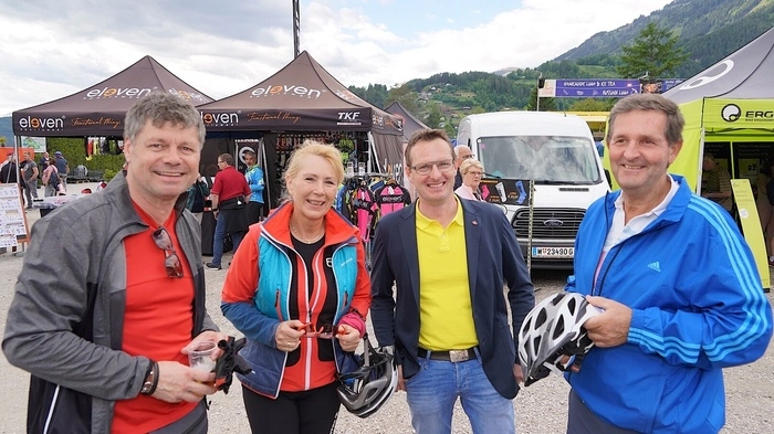 Bürgermeister Gerhard Pirih (Spittal) und Michael Maier (Radenthein) mit Bezirkshauptmann Klaus Brandner, der mit seiner Gattin de Panoramatour absolviert hat.