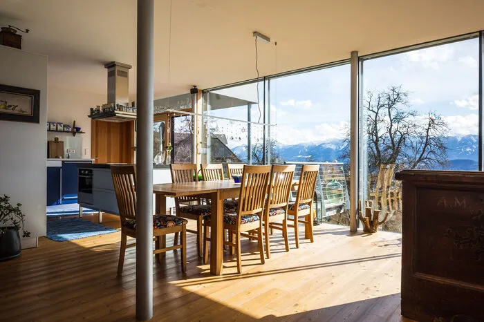 Ein Blick in die offene und von der Sonne geküsste Küchenlandschaft.