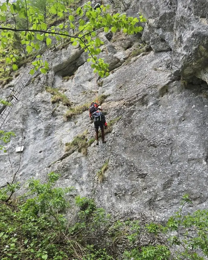 Die beiden Frauen wurden zum Einstieg abgeseilt