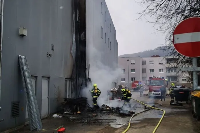 Insgesamt standen die Feuerwehren FF Leoben-Stadt, FF Leoben-Göß, BTF Voestalpine Donawitz, FF Kraubathsowie die Polizei im Einsatz.