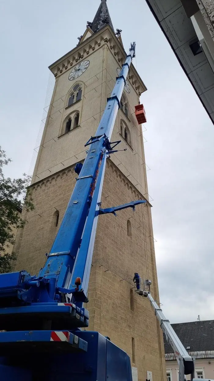 Weihnachtsbeleuchtung an der Stadtpfarrkirche villach bereits angebracht