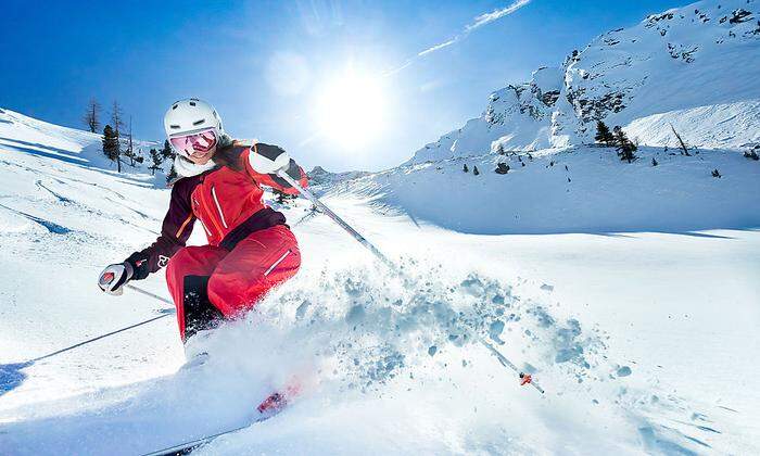 Mit viel Schwung durch den Schnee: Das geht am besten mit den richtigen Skiern.